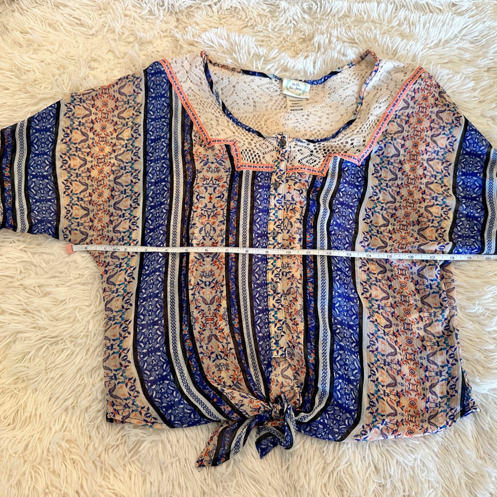 Belle Du Jour Light Weight Semi Sheer Blouse Size Medium - Picture 7 of 8